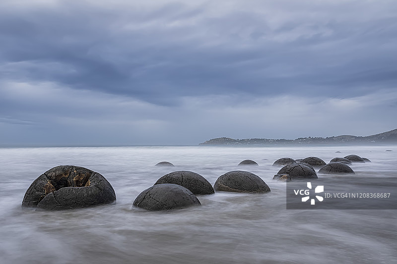 新西兰，大洋洲，南岛，南地，汉普顿，奥塔哥，莫拉基，Koekohe海滩，莫拉基巨石海滩，莫拉基巨石，海滩上的圆形石头在黄昏图片素材