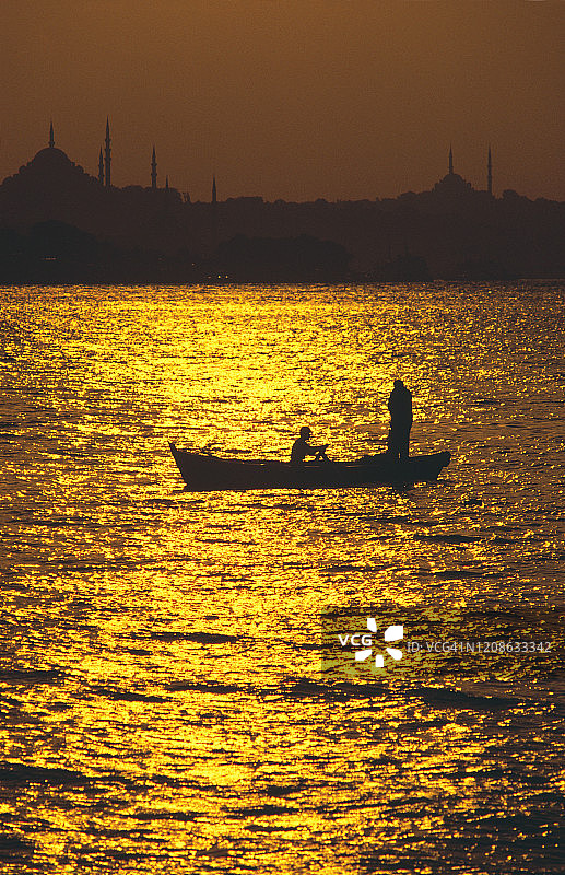 日落时伊斯坦布尔的城市景观图片素材