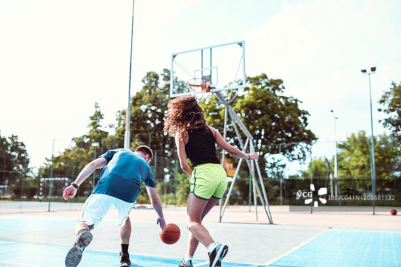 一对夫妇正在进行一场友好的篮球比赛图片素材