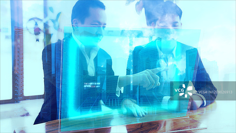 两个商人在一个大玻璃屏幕上检查数据，上面有未来主义的全息图。技术未来的概念，全息术。图片素材