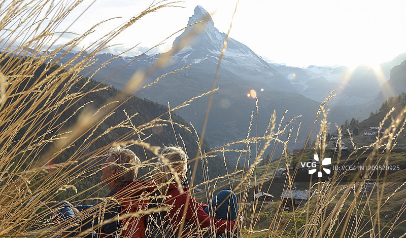 徒步旅行的情侣在高山环境中放松图片素材