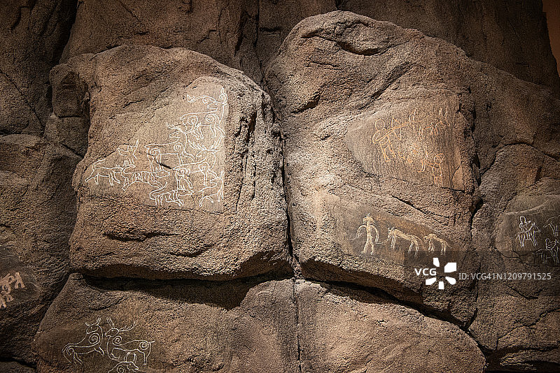 西藏路边石头的描绘图片素材
