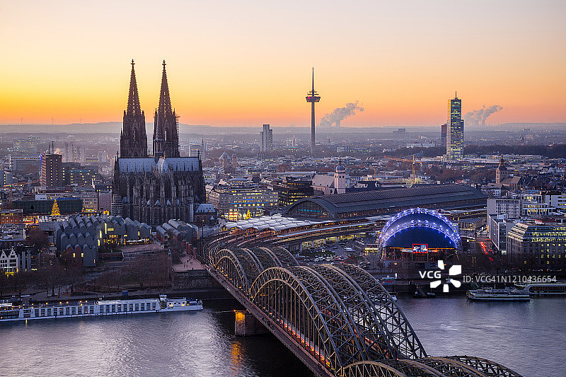 夕阳与科隆大教堂和霍亨索伦大桥，科隆，北莱茵-威斯特伐利亚，德国图片素材