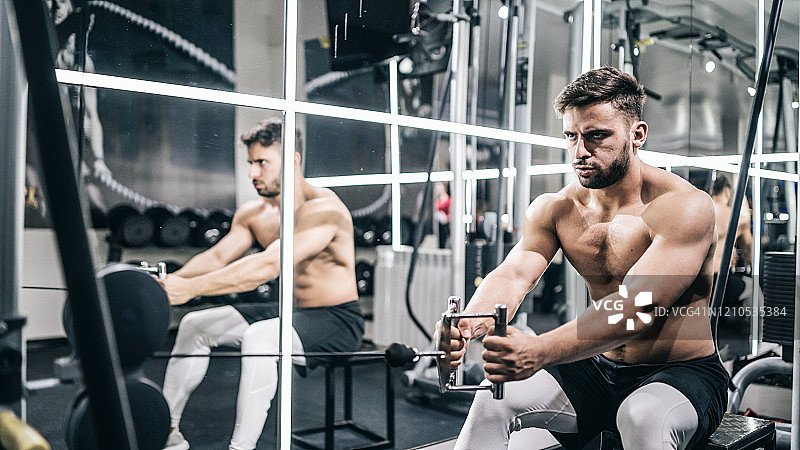 在健身房锻炼的肌肉男图片素材