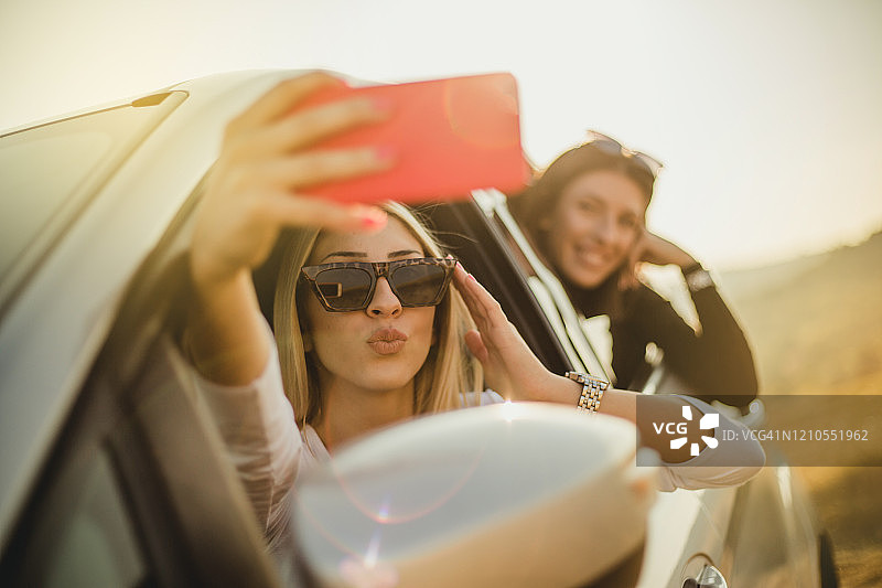两个女人正在享受一次乘车旅行图片素材
