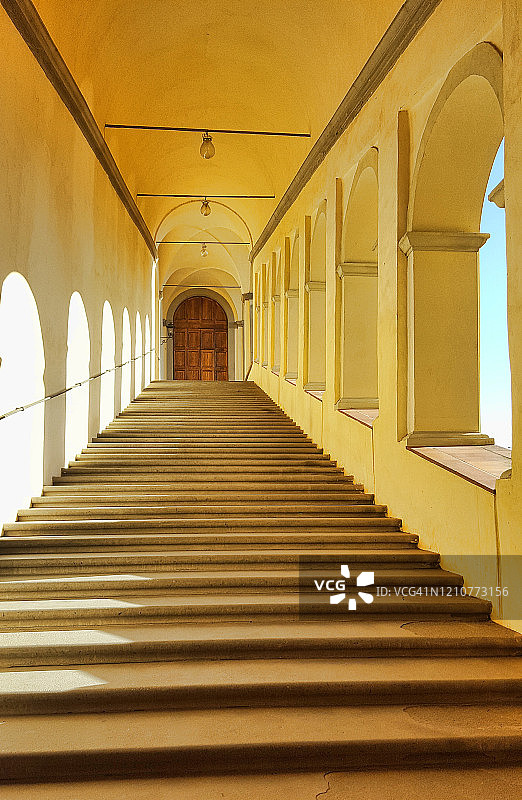 佛罗伦萨查特豪斯(Certosa di Firenze或Certosa del Galluzzo)的大楼梯，意大利佛罗伦萨附近的一个Carthusian修道院图片素材