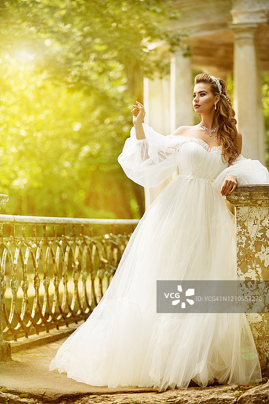 新娘户外肖像，美丽的婚礼时尚模特在优雅的白色礼服图片素材