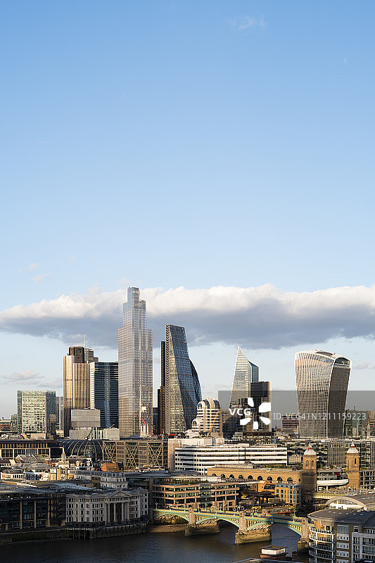 从高处俯瞰伦敦金融区天际线图片素材