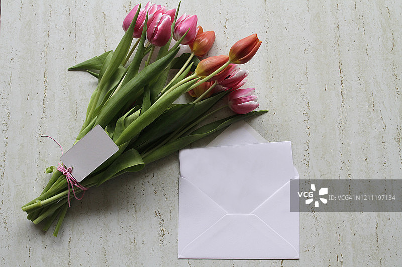 粉红色的郁金香，信件和信封图片素材