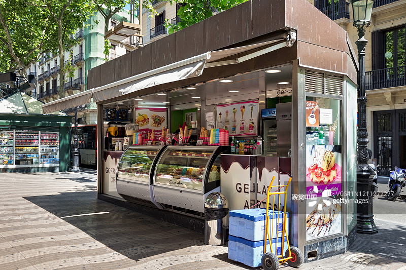 在巴塞罗纳历史中心著名的步行街兰布拉，你可以和各式各样的冰淇淋站在一起。图片素材