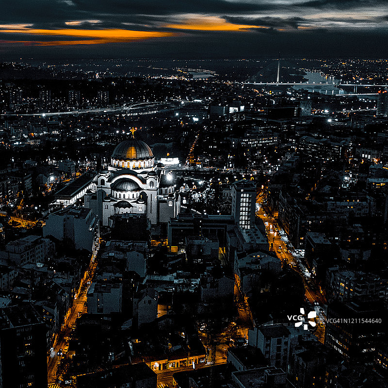 黄昏时分，从无人机上俯瞰贝尔格莱德热闹的街道和高耸的圣萨瓦神庙图片素材
