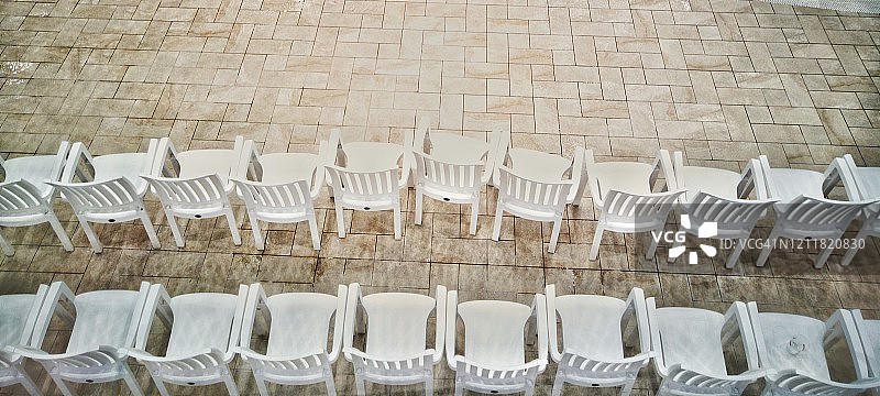 许多空椅子和空广场在温泉。图片素材