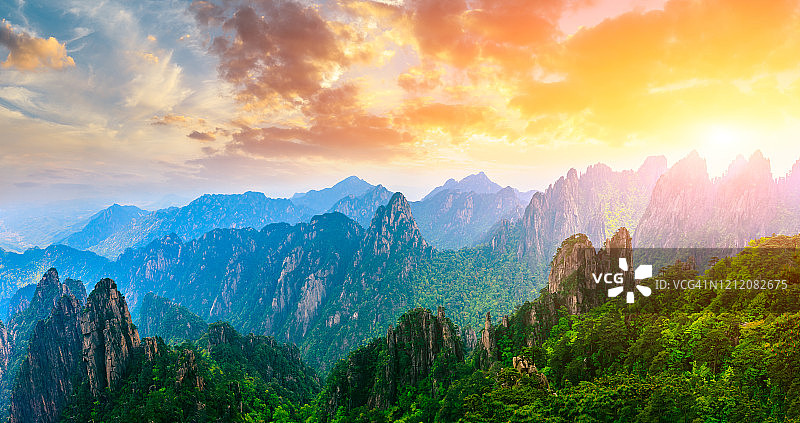 中国日出时的黄山风景。图片素材