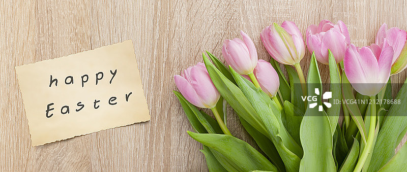 郁金香花束与明信片“复活节快乐”图片素材