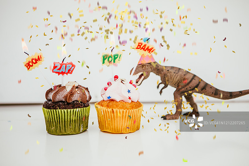 生日蛋糕和玩具恐龙图片素材