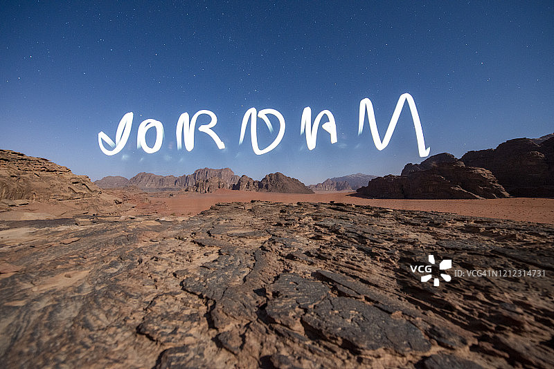 约旦的瓦迪拉姆沙漠，用轻画法书写的约旦字图片素材