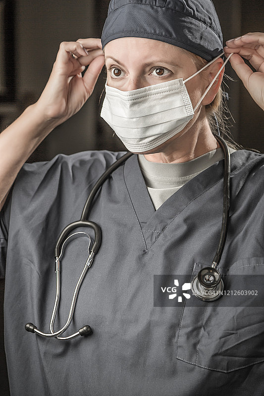 带听诊器的女医生或护士戴上防护面罩图片素材