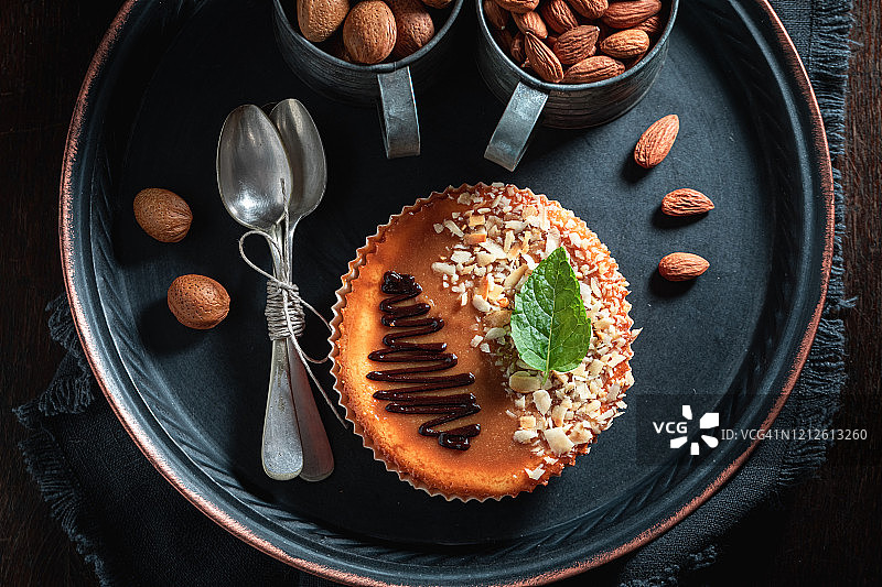 享用你的杏仁、坚果和巧克力芝士蛋糕吧图片素材