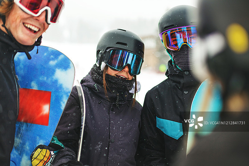 z一代青年滑雪和滑雪板活动在科罗拉多州落基山脉滑雪度假村小镇图片素材