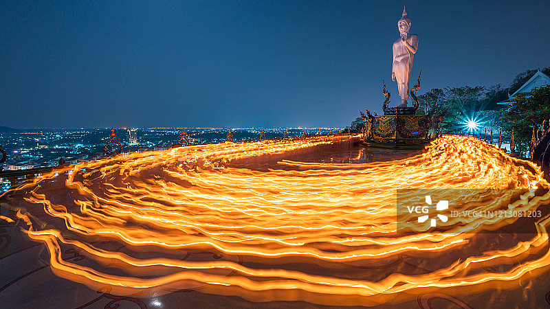 佛教仪式，烛光和灯光的轨迹，在摩加普耶日的佛像图片素材