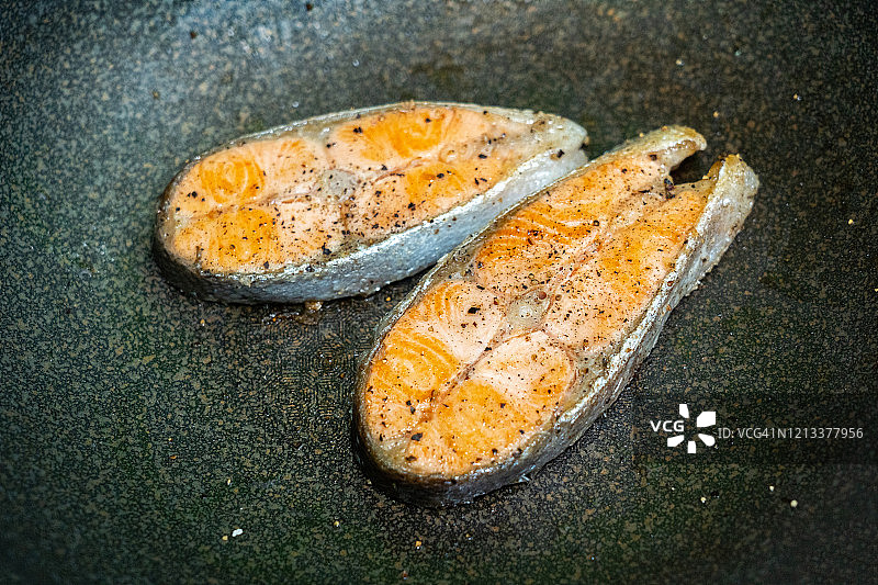 在平底锅里煎的鲑鱼图片素材