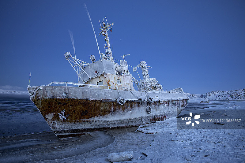 巴伦支海海滩上结冰的渔船图片素材