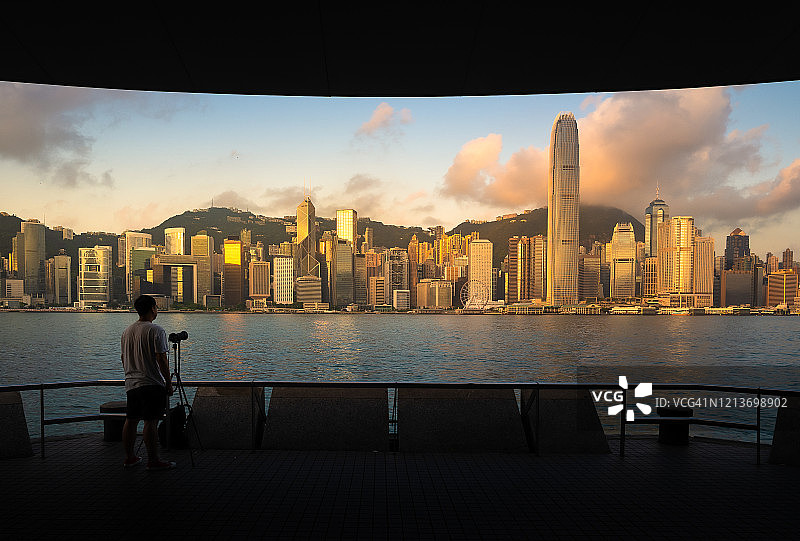 一位摄影师正在拍摄香港的照片图片素材