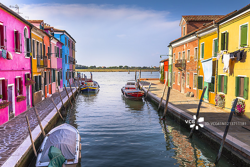意大利威尼斯，美丽的布拉诺岛水上运河上的船只图片素材