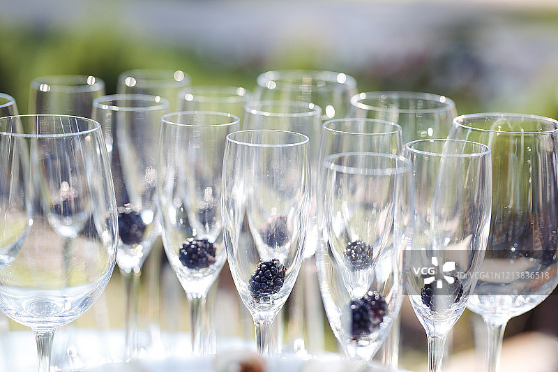 婚礼桌上的香槟酒杯。婚礼服务表。派对和节日庆祝概念图片素材