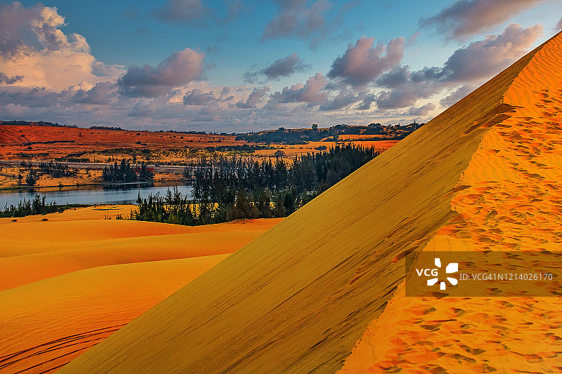 越南美奈沙漠美丽的沙丘图片素材