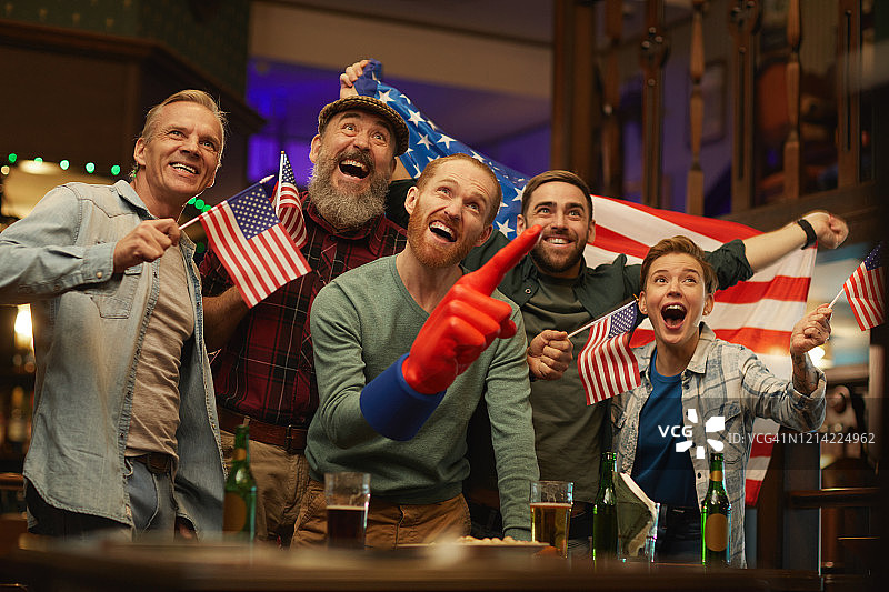 美国球迷在运动酒吧图片素材