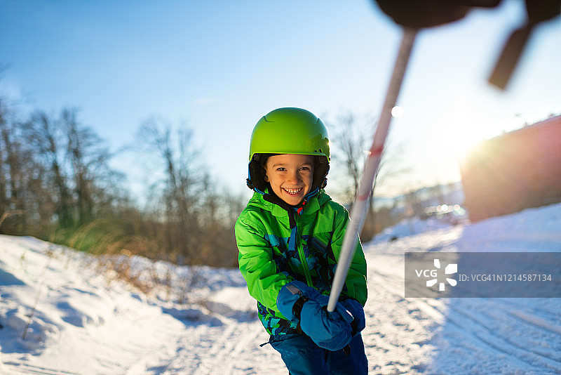 美丽微笑的男孩在滑雪图片素材