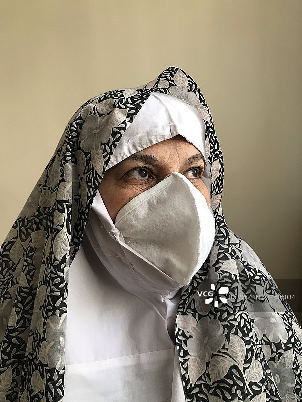 一名在家中戴口罩的伊朗妇女，正在接受冠状病毒隔离图片素材