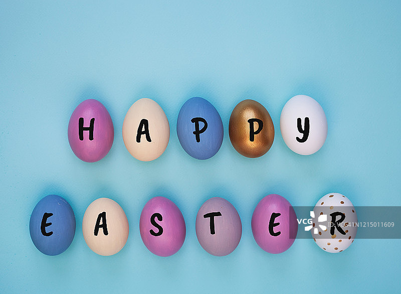彩色的复活节彩蛋在蓝色的背景图片素材