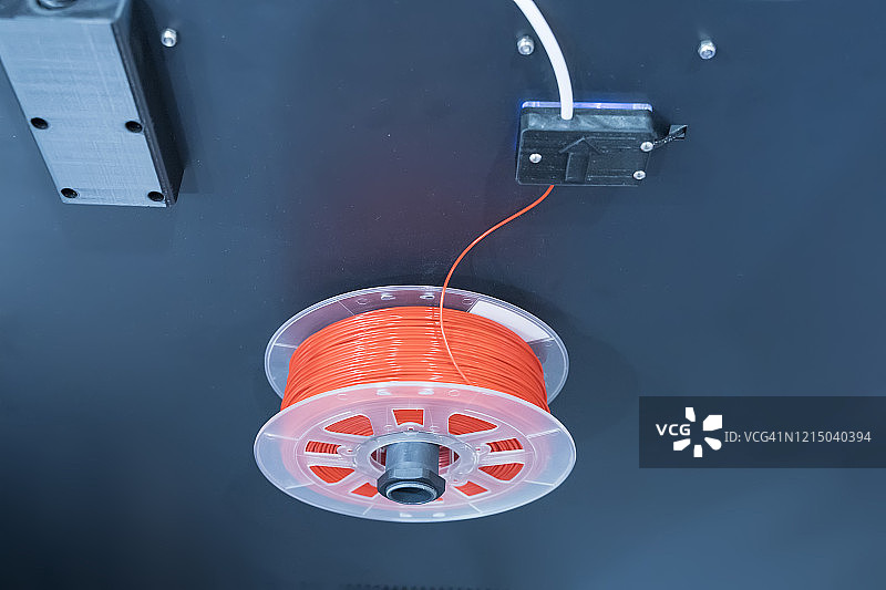 3D打印红色灯丝用于三维打印机图片素材