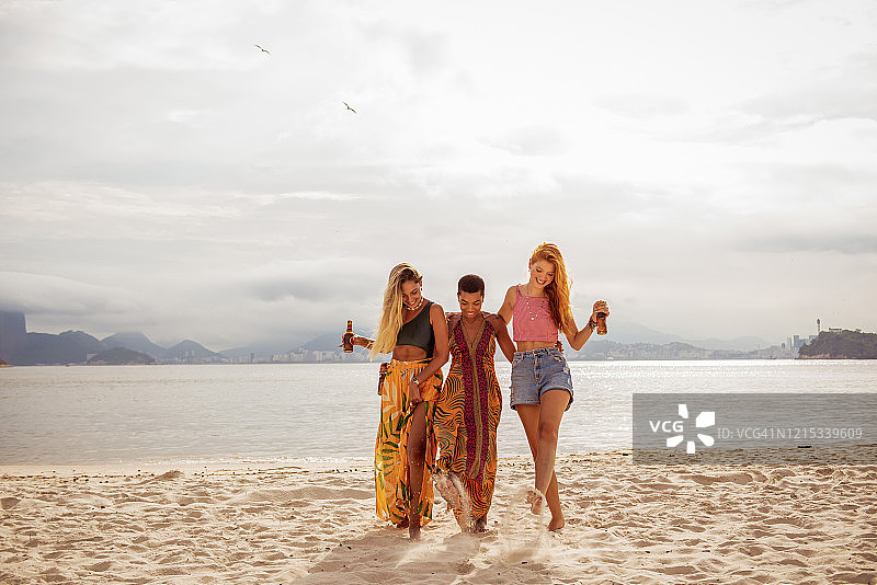 三个年轻漂亮的女人在度假图片素材