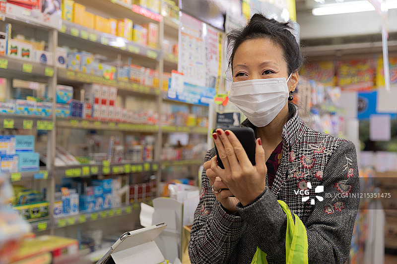 日本妇女在药店购物图片素材