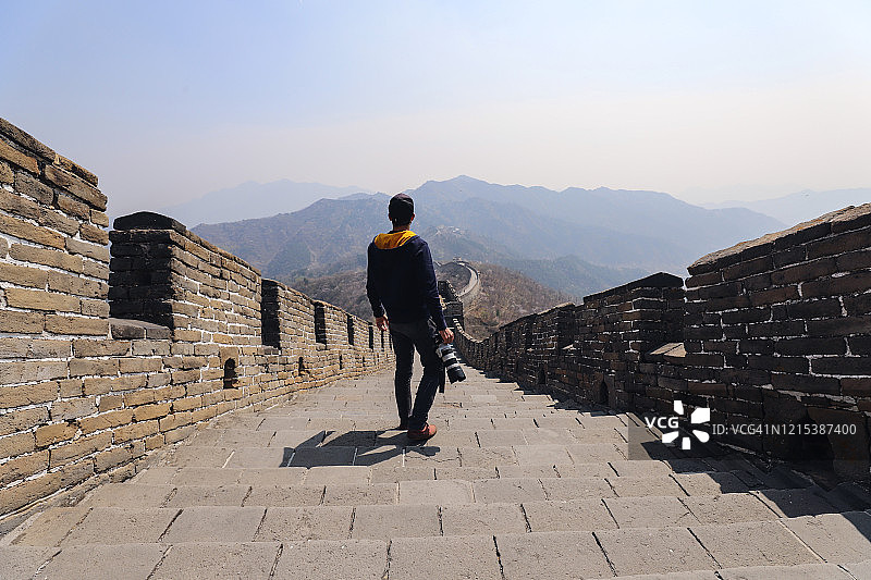 一位游客在拍摄中国的长城图片素材