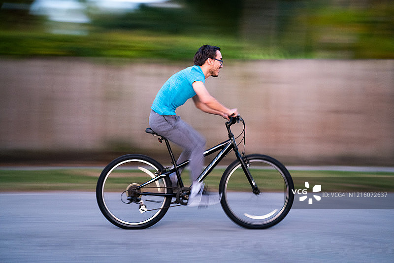 千禧一代在附近骑自行车图片素材