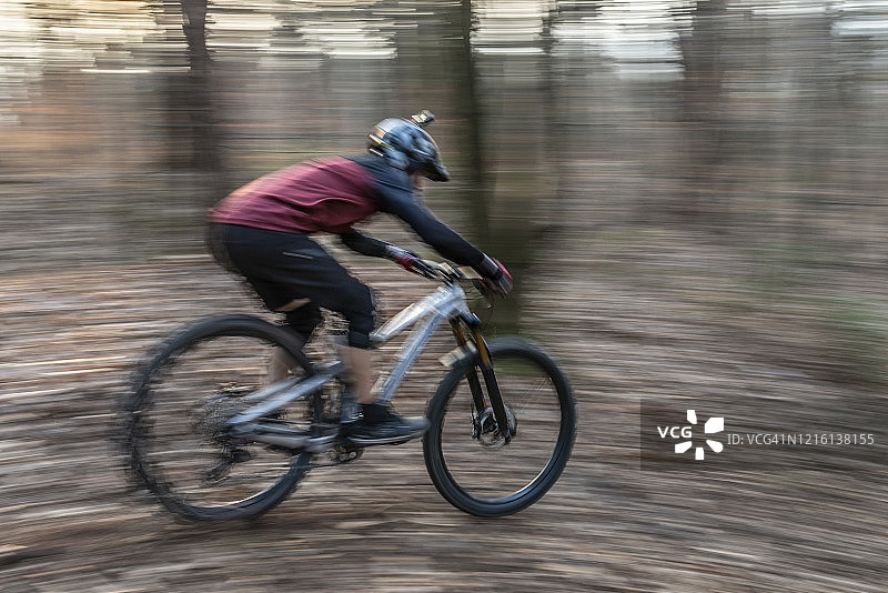 森林里的山地自行车手图片素材