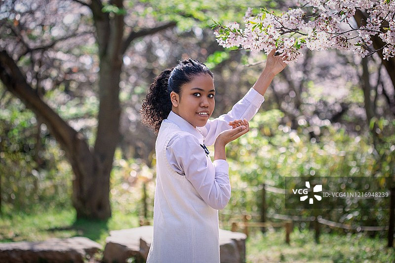 高中女生穿着校服和樱花公园图片素材