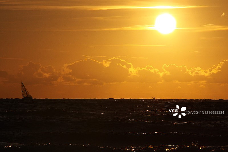 比利时海岸美丽的彩色日落。图片素材