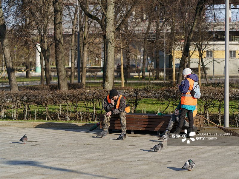 冠状病毒流行期间，莫斯科城市街道市政清洁服务团队图片素材