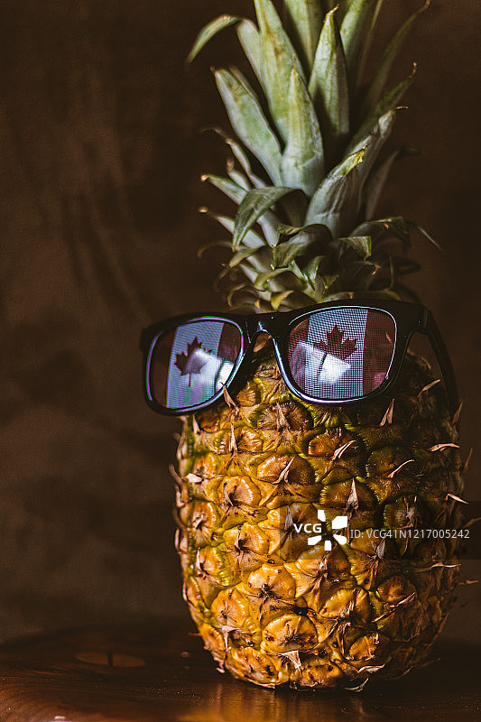菠萝戴着加拿大太阳镜图片素材