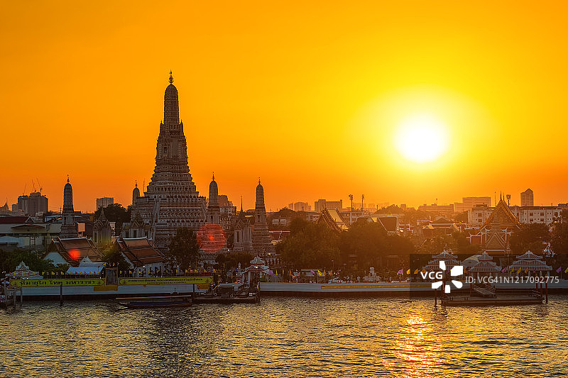 泰国曼谷日落时的阿隆寺。Wat Arun是一个佛教寺庙在曼谷Yai区曼谷，泰国，Wat Arun是泰国最著名的地标之一图片素材