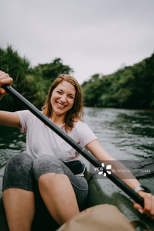 女人喜欢在河里皮划艇，Iriomote岛，日本图片素材