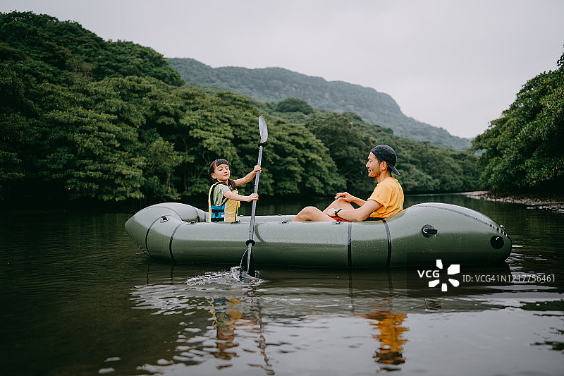 小女孩划着皮划艇在红树河，Iriomote，日本图片素材