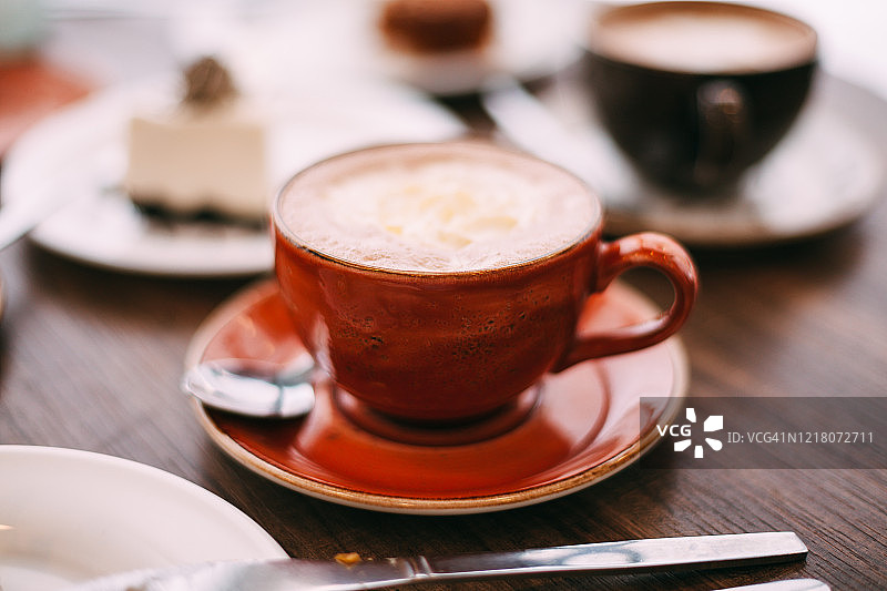 侧面的棕色杯子，咖啡和生奶油图片素材