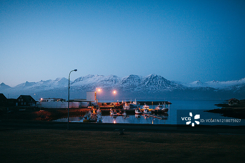 冰岛Djupivogur码头和码头冬季夜晚的全景图片素材