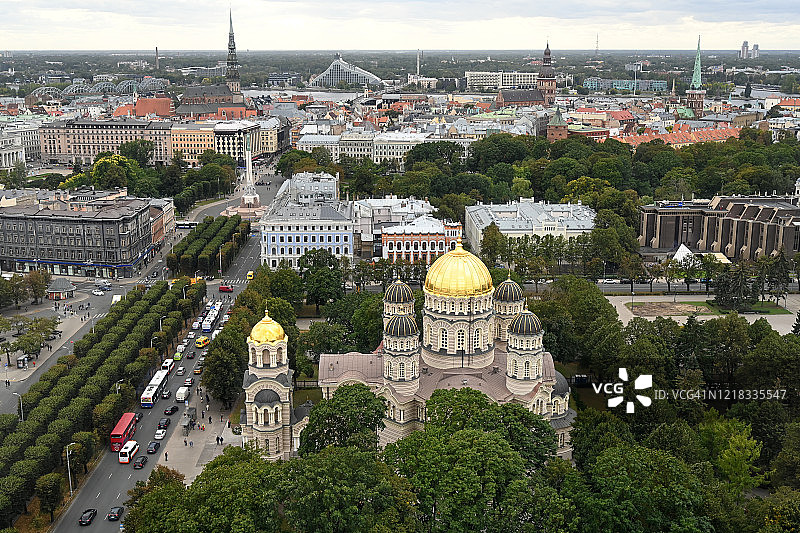 城市天际线的里加与圣彼得教堂和东正教基督诞生大教堂在拉脱维亚，欧洲图片素材